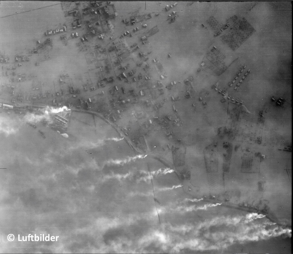 Deze luchtfoto is op 14-2-1945 genomen van Millingen. Je ziet de rookpotten op de dijk aanstaan en dat heel Millingen onderwater staat.